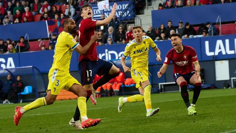 Rafael Jiménez Fali (3. Cadiz CF), Ante Budimir (17. CA Osasuna), Iván Alejo (11. Cadiz CF) y Kike Barja (11. CA Osasuna) durante el partido de La Liga EA Sports entre CA Osasuna y Cádiz CF disputado en el estadio de El Sadar en Pamplona. IÑIGO ALZUGARAY