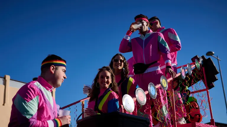 Miles de personas asisten al desfile de Carnaval 2024 de Villafranca. PABLO LASAOSA