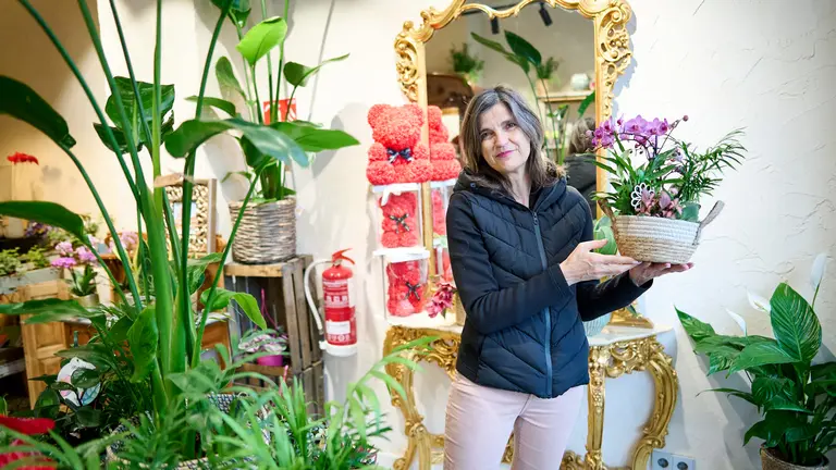 Karmentxu Buldain, de Flores El Bosquecillo, en la calle Navas de Tolosa 27 de Pamplona. PABLO LASAOSA