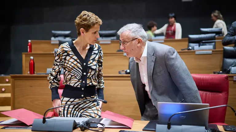 María Chivite junto a Félix Taberna minutos antes del comienzo del pleno del Parlamento. PABLO LASAOSA