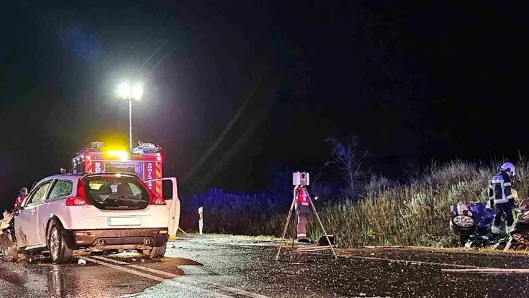 Agentes de la Policía Foral se encargan de la investigación del accidente en Olite. POLICÍA FORAL