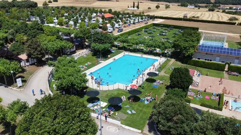 Imagen aérea del camping situado en Acedo, muy cerca de Estella (Navarra). campingacedo.com