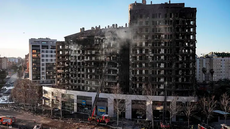 Vista de los edificios incendiados en el fulminante incendio de este jueves en Valencia. Las autoridades mantienen la cifra de cuatro víctimas mortales del incendio de un edificio de València, a falta de que los bomberos puedan acceder al interior de la estructura, mientras que las personas no localizadas se sitúan en estos momentos en 14, aunque esta cifra puede ir variando conforme prosigan las investigaciones. EFE/Biel Aliño
