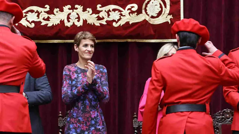 María Chivite durante la condecoración de los agentes en el Día de la Policía Foral. GOBIERNO DE NAVARRA