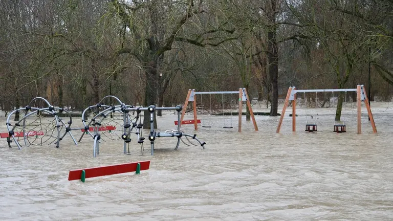 El río Arga desbordado a su paso por la zona de El Vergel en Pamplona. ÍÑIGO ALZUGARAY