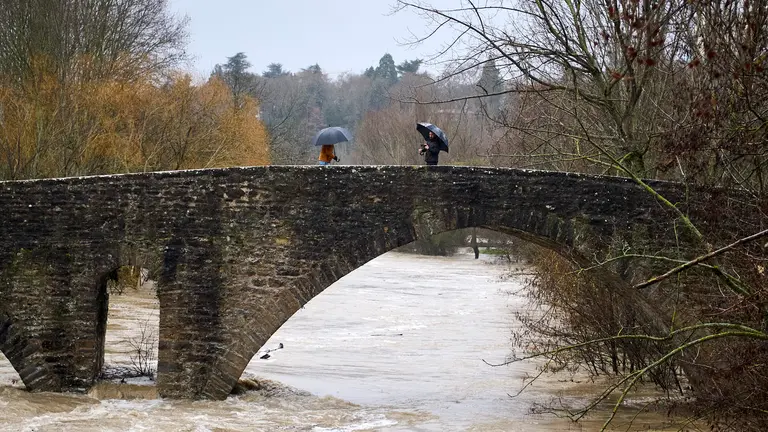 El río Arga se desborda a su paso por Pamplona. PABLO LASAOSA