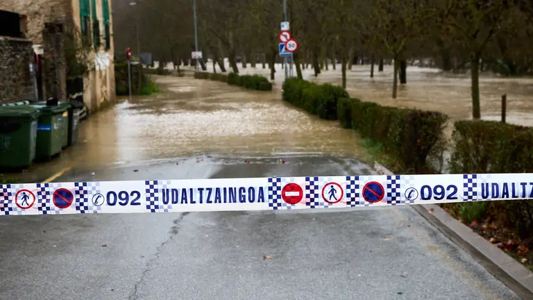 La crecida río Arga a su paso por Pamplona ha afectado a los parques y paseos próximos al río y ha obligado a la Policía Municipal a cortar el tráfico rodado y peatonal en varios puntos de la ciudad . IÑIGO ALZUGARAY