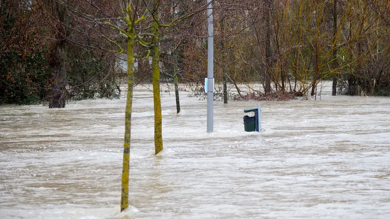 La crecida río Arga a su paso por Pamplona ha afectado a los parques y paseos próximos al río y ha obligado a la Policía Municipal a cortar el tráfico rodado y peatonal en varios puntos de la ciudad . IÑIGO ALZUGARAY