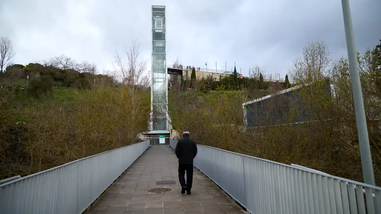La Gerencia y Comisión de Urbanismo del Ayuntamiento de Pamplona visita las obras del ascensor urbano que une Echavacoiz norte con el Grupo Urdánoz. IÑIGO ALZUGARAY