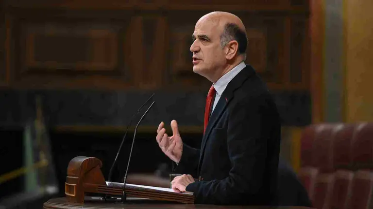 El diputado de UPN, Alberto Catalán, interviene durante el pleno del Congreso celebrado este martes. EFE/Fernando Villar