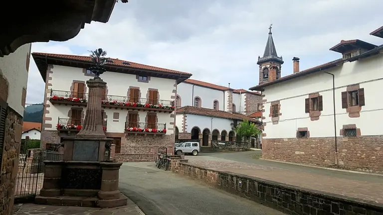 Imagen del pueblo de Lecároz en el Valle del Baztán. Ksarasola