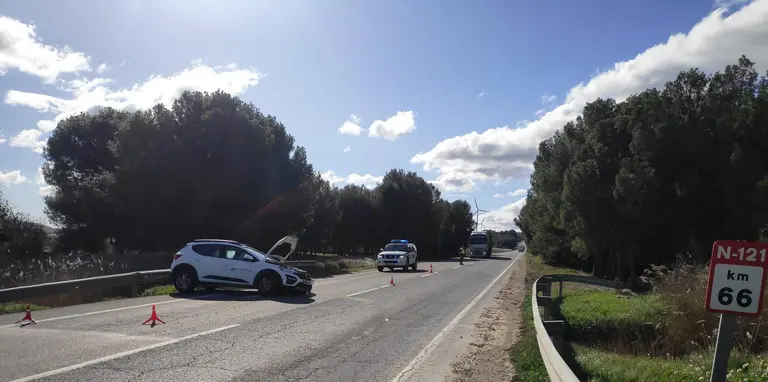 El coche atravesado en la carretera mientras la Guardia Civil controla el tráfico. GUARDIA CIVIL