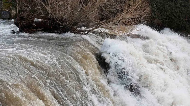 El cauce del rio Ultzama a su a su paso por la localidad navarra de Villava recupera su cauce después de las intensas lluvias de estos días. Los niveles de preemergencia y emergencia del Plan de Inundaciones activados este martes se irán desactivando durante esta jornada de miércoles en Navarra, mientras el pico del río Ebro llegará a Tudela a las 2:30 horas de la madrugada. A lo largo de este miércoles ha ido volviendo poco a poco la normalidad a las zonas más afectadas por las crecidas de los ríos durante el martes y así se han ido desactivando los planes de emergencia y abriendo al tránsito paseos, caminos y aparcamientos próximos a los cauces como ha sucedido en poblaciones de la comarca de Pamplona. EFE/ Jesús Diges