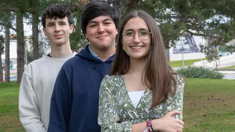 de izquierda a derecha, Óscar Gómez de Segura, Lander Seminario Olaizola y Lucía Ayerra Bretos. UNIVERSIDAD DE NAVARRA