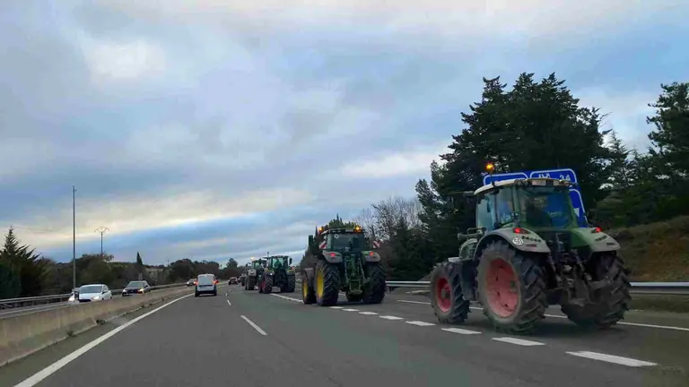 Tractores circulando por la A-12 y provocando retenciones y tráfico lento. NAVARRA.COM