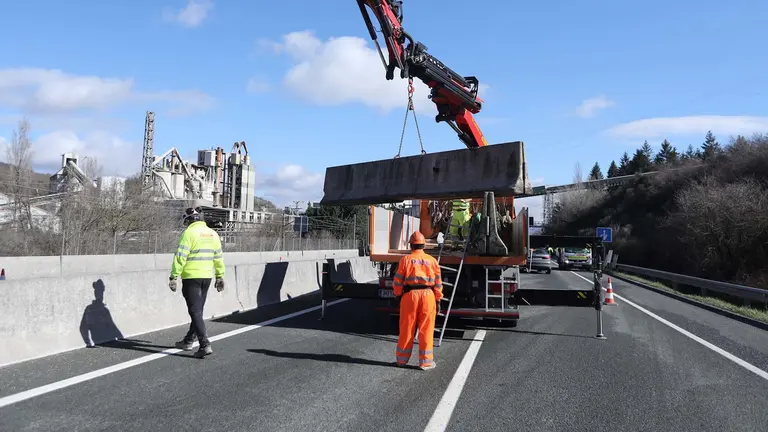 Trabajos en la carretera tras los desprendimientos ocurridos en la autovía A-1 en Olazagutía. GOBIERNO DE NAVARRA