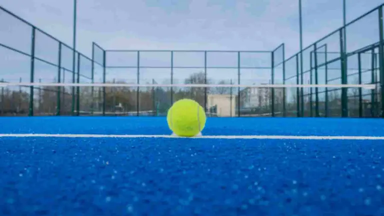 Imagen de archivo de una pista de pádel. PIXABAI