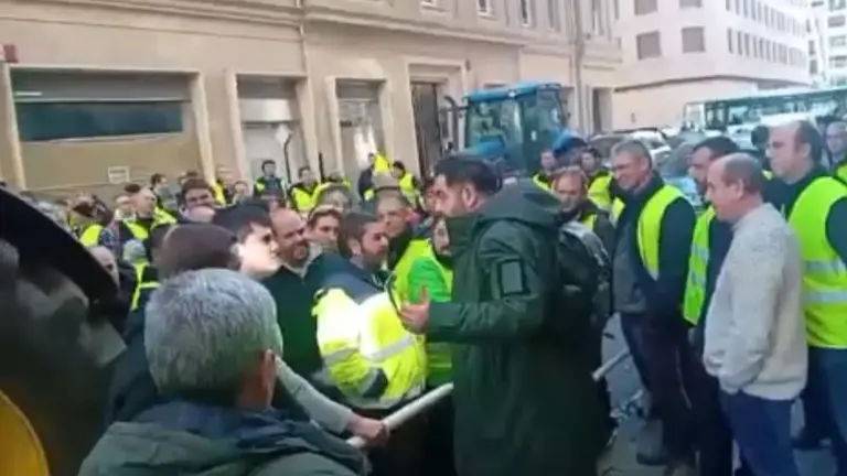 Alzórriz se enfrenta a los agricultores navarros a las puertas de la Hacienda foral.