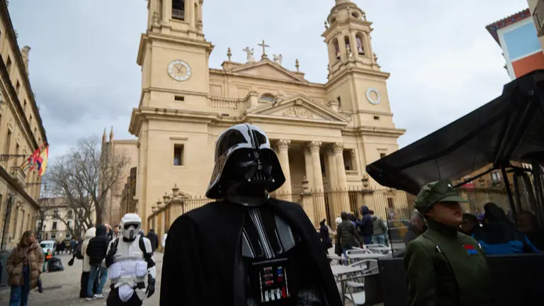 Rodaje del vídeo promocional 'La Fuerza Contra el Cáncer' de la Asociación Española contra el Cáncer en Navarra con personajes de Star Wars por las calles de Pamplona. IÑIGO ALZUGARAY