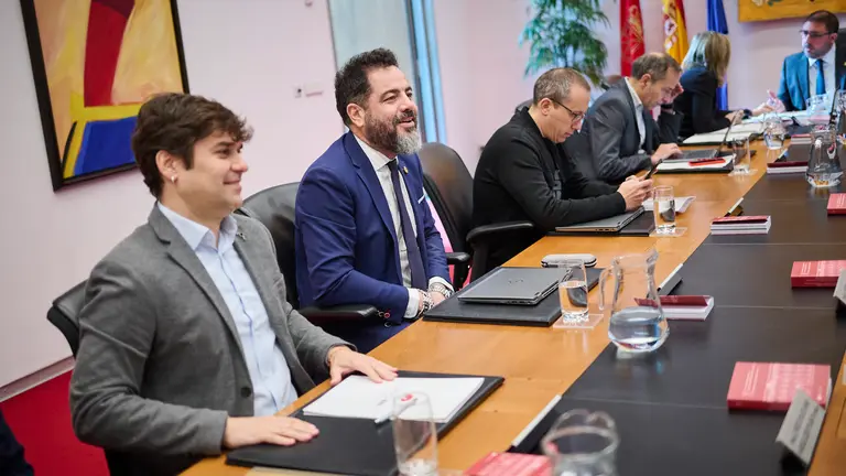 Pablo Azcona junto a Ramón Alzórriz minutos antes de comenzar la Mesa y Junta. PABLO LASAOSA