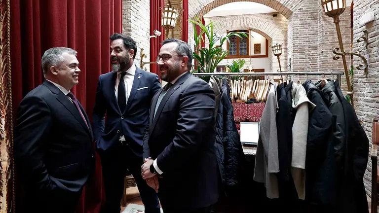 El parlamentario del PNS, Ramón Alzorriz (c), Santos Cerdan (i) y el senador Javier Remirez (d) esperan el inicio de la reunión donde Navarra asume la presidencia de la Eurorregión en una aseamblea a la que asisten la presidenta de la Comunidad Foral, María Chivite, y los presidentes de Euskadi, Íñigo Urkullu, y Nueva Aquitania, Alain Rousset que se está celebrando en Olite.    EFE/ Jesús Diges