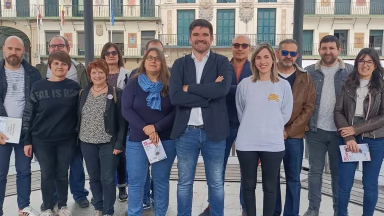 Eneko Larrarte (centro), en la precampaña electoral de Contigo Navarra al Ayuntamiento de Tudela. CONTIGO NAVARRA