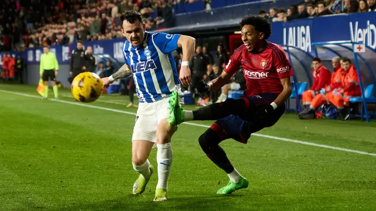 Álex Sola (7. Deportivo Alaves) y Johan Mojica (22. CA Osasuna) durante el partido de La Liga EA Sports entre CA Osasuna y Deportivo Alavés disputado en el estadio de El Sadar en Pamplona. IÑIGO ALZUGARAY