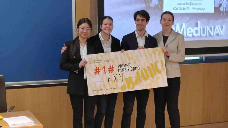El equipo 7XY, del Liceo Monjardín de Pamplona, logró el primer premio del Clinical Case Competition de la Facultad de Medicina de la Universidad de Navarra.