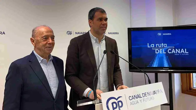 Javier García y José Cruz Pérez Lapazarán en la presentación de "La ruta del Canal". PPN