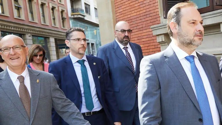 Koldo García acompaña a José Luis Ábalos al Parlamento de Navarra para asistir a la toma de posesión de María Chivite como presidenta del Gobierno de Navarra. IÑIGO ALZUGARAY / ARCHIVO