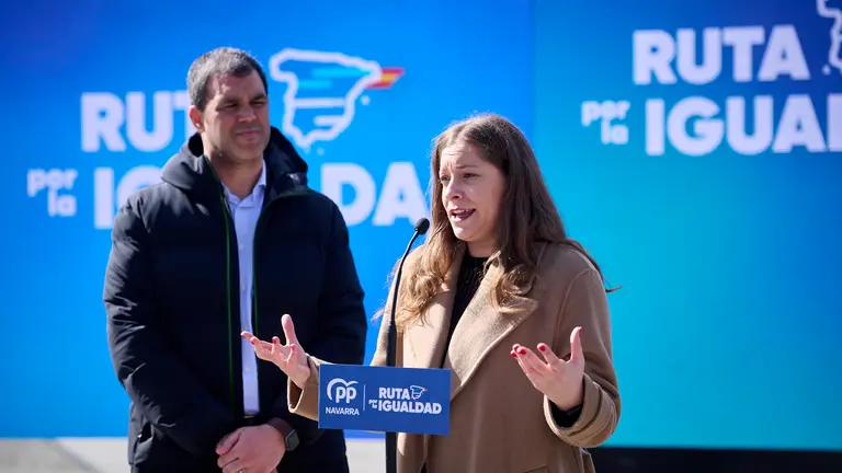 El presidente del PP de Navarra, Javier García, interviene junto a la vicesecretaria de Educación y Sanidad del PP, Esther Muñoz, en el acto de la 'Ruta por la Igualdad' a su paso por Pamplona, una iniciativa que el Partido Popular ha puesto en marcha en rechazo a "las desigualdades provocadas por el Gobierno de Pedro Sánchez". PABLO LASAOSA