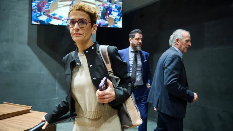 María Chivite habla con Adolfo Araiz y Ramón Alzórriz minutos antes del comienzo del Pleno del Parlamento. PABLO LASAOSA