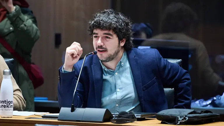 Miguel Garrido, de Contigo Navarra, interviene en el Parlamento. PABLO LASAOSA