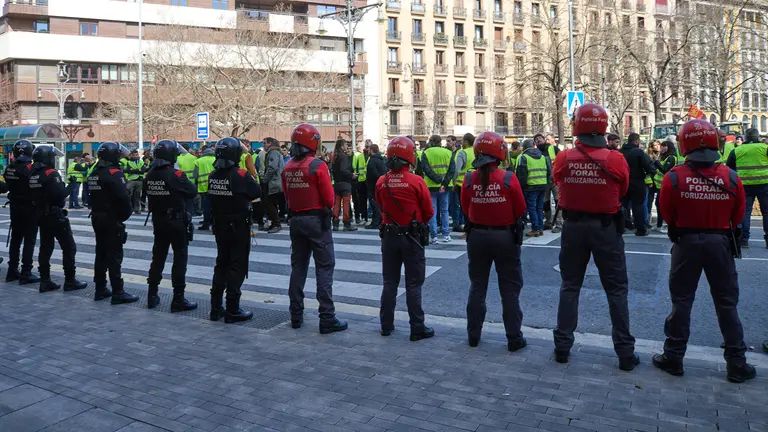 Los agricultores de la Pataforma 6-F de Navarra se concentran a las puertas de un Parlamento de Navarra blindado por la Policía Foral y la Policía Nacional tras el intento de algunos agricultores de entrar por la fuerza en el hemiciclo foral durante el pleno parlamentario para la aprobación de los presupuestos de Navarra para 2024. IÑIGO ALZUGARAY