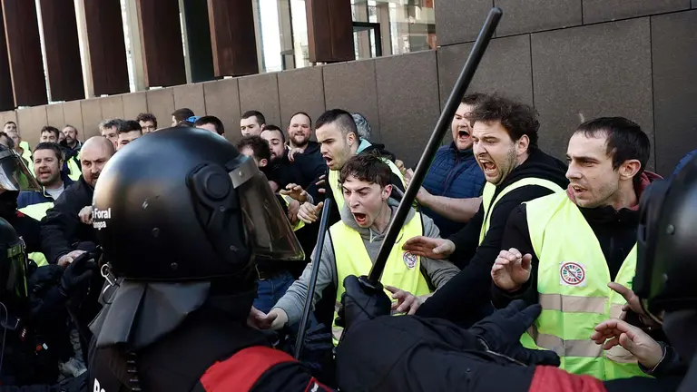 Los agricultores que desde primeras horas de este jueves se han concentrado en el Parlamento de Navarra han despedido con pitidos e insultos a los miembros del Gobierno y parlamentarios en su salida de la Cámara, una vez finalizada la sesión plenaria. En la movilización, que ha comenzado cuando todavía no había amanecido con la concentración de tractores en la inmediación de las inmediaciones de la sede del Legislativo, se han vivido momentos especialmente tensos cuando un grupo de agricultores ha tratado de entrar por la fuerza en el edificio, lo que les ha sido impedido por la Policía Foral.Este intento de "asalto a la Cámara", por el que han sido identificadas al menos doce personas, ha sido condenado tanto por el presidente del Parlamento, Unai Hualde, como por la presidenta de Navarra, María Chivite. EFE/ Jesús Diges