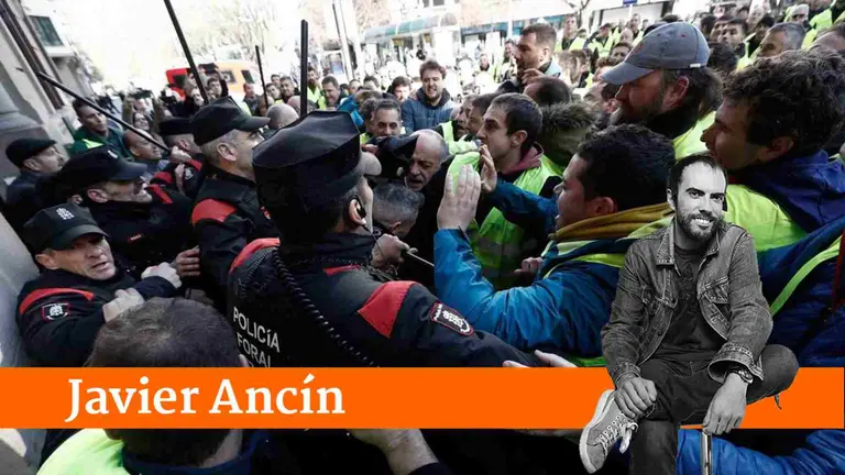 Agricultores protestando a las puertas del Parlamento de Navarra. EFE