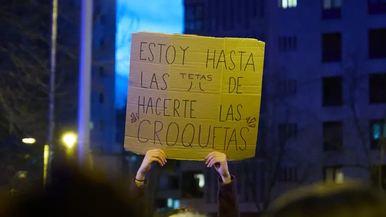 Miles de personas recorren las calles de Pamplona en el Día Internacional de la Mujer en una manifestación convocada por el movimiento feminista con motivo del 8M. IÑIGO ALZUGARAY