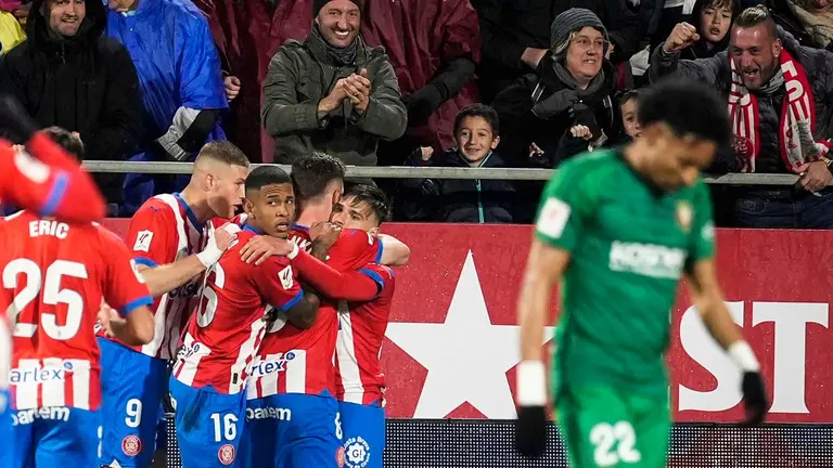 Los jugadores del Girona celebran el gol de Portu durante un partido de la jornada 28 de LaLiga EA Sports entre el Girona y el Osasuna este sábado en el estadio de Montilivi, en Girona. EFE/ David Borrat