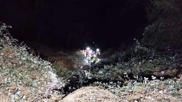 Rescatadas cuatro personas tras caer ladera abajo con su vehículo en Lesaka.
