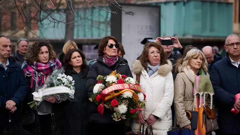 La Asociación Navarra de Víctimas del Terrorismo de ETA y la Fundación Tomás Caballero se concentran con motivo del Día Europeo de las Víctimas del Terrorismo. PABLO LASAOSA