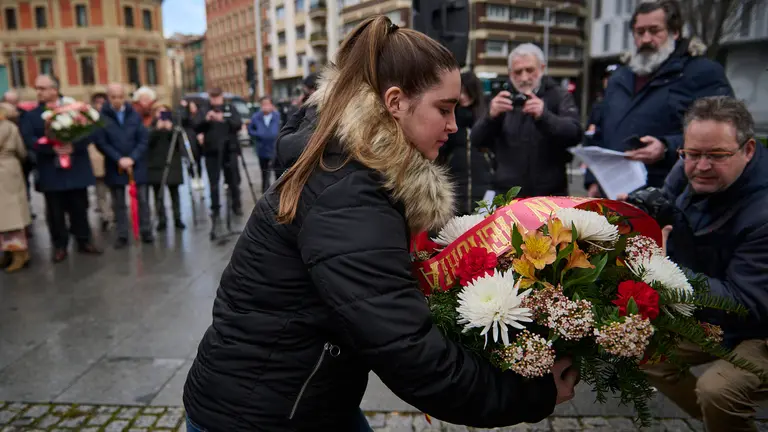 La Asociación Navarra de Víctimas del Terrorismo de ETA y la Fundación Tomás Caballero se concentran con motivo del Día Europeo de las Víctimas del Terrorismo. PABLO LASAOSA