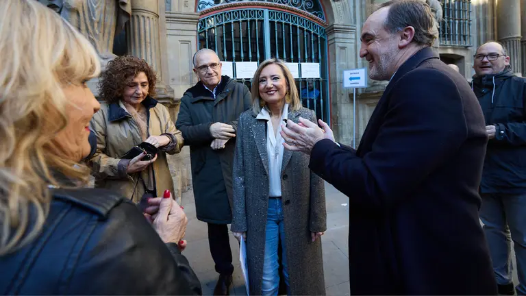 Concentración convocada por UPN con el lema 'Pamplona no se vende' para protestar por la moción de censura acordada entre el PSN y EH Bildu en el ayuntamiento de la ciudad. Con la presencia de la alcaldesa de Pamplona, Cristina Ibarrola, el presidente de UPN, Javier Esparza, el presidente del PP nacional, Alberto Núñez Feijóo, el vicepresidente de Castilla y León de VOX, Juan García-Gallardo y el secretario general de Ciudadanos, Adrián Vázquez, entre otros. IÑIGO ALZUGARAY