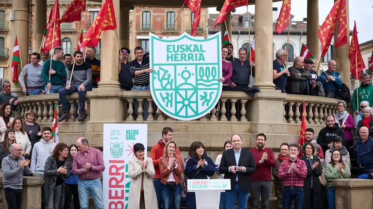 EH Bildu presenta el programa de actos del Aberri Eguna con la intervención de Pernando Barrena y Oihana Etxebarrieta. PABLO LASAOSA