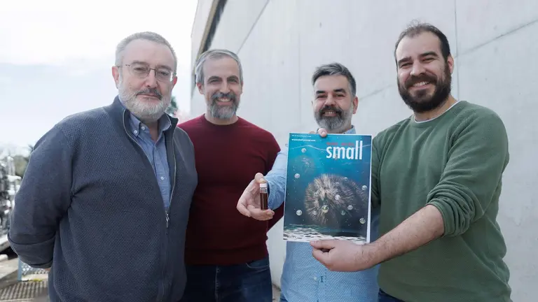 Investigadores del Instituto INAMAT2 autores de un nuevo nanomaterial. De izq. a dcha.: Luis Gandía, Ismael Pellejero, Santiago Reinoso (con un bote con la dispersión de las nanopartículas) y Fernando Almazán (con la revista, de la que ha diseñado su portada). UPNA