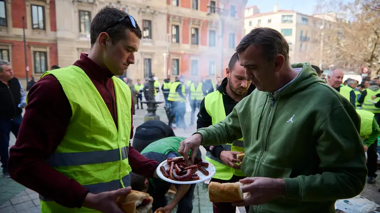Los agricultores preparan un almuerzo a las puertas del Parlamento. PABLO LASAOSA