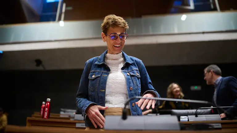 María Chivite minutos antes del comienzo del pleno del Parlamento. PABLO LASAOSA