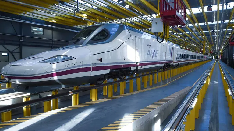 Imagen de archivo de un tren de alta velocidad (AVE) en una nave de pruebas. GUSTAVO VALIENTE / EUROPA PRESS