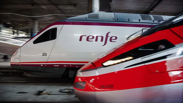 Un tren de alta velocidad ( AVE ) la estación de tren de Atocha, en una imagen de archivo. CARLOS LUJÁN / EUROPA PRESS