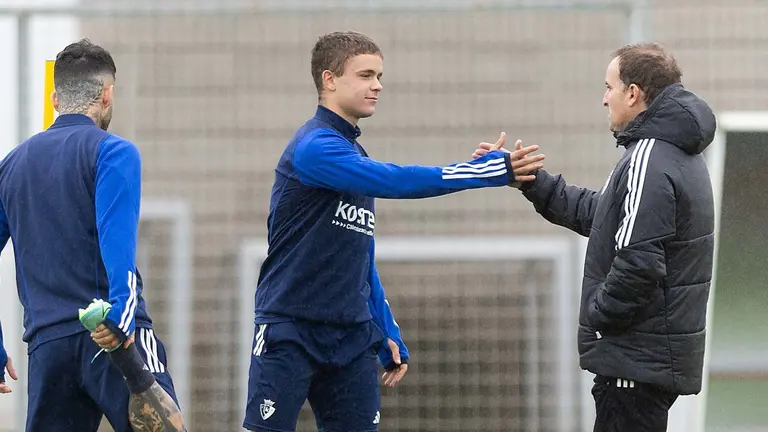 Mauro Echegoyen en un entrenamiento con el primer equipo de Osasuna en Tajonar. C.A. OSASUNA