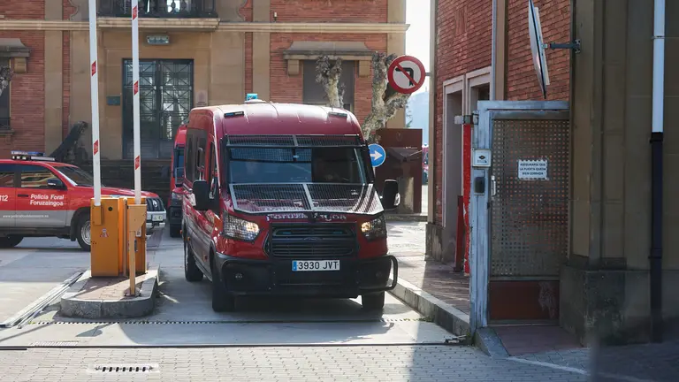 Un coche patrulla del a Policía Foral en la comisaría de Beloso. IÑIGO ALZUGARAY